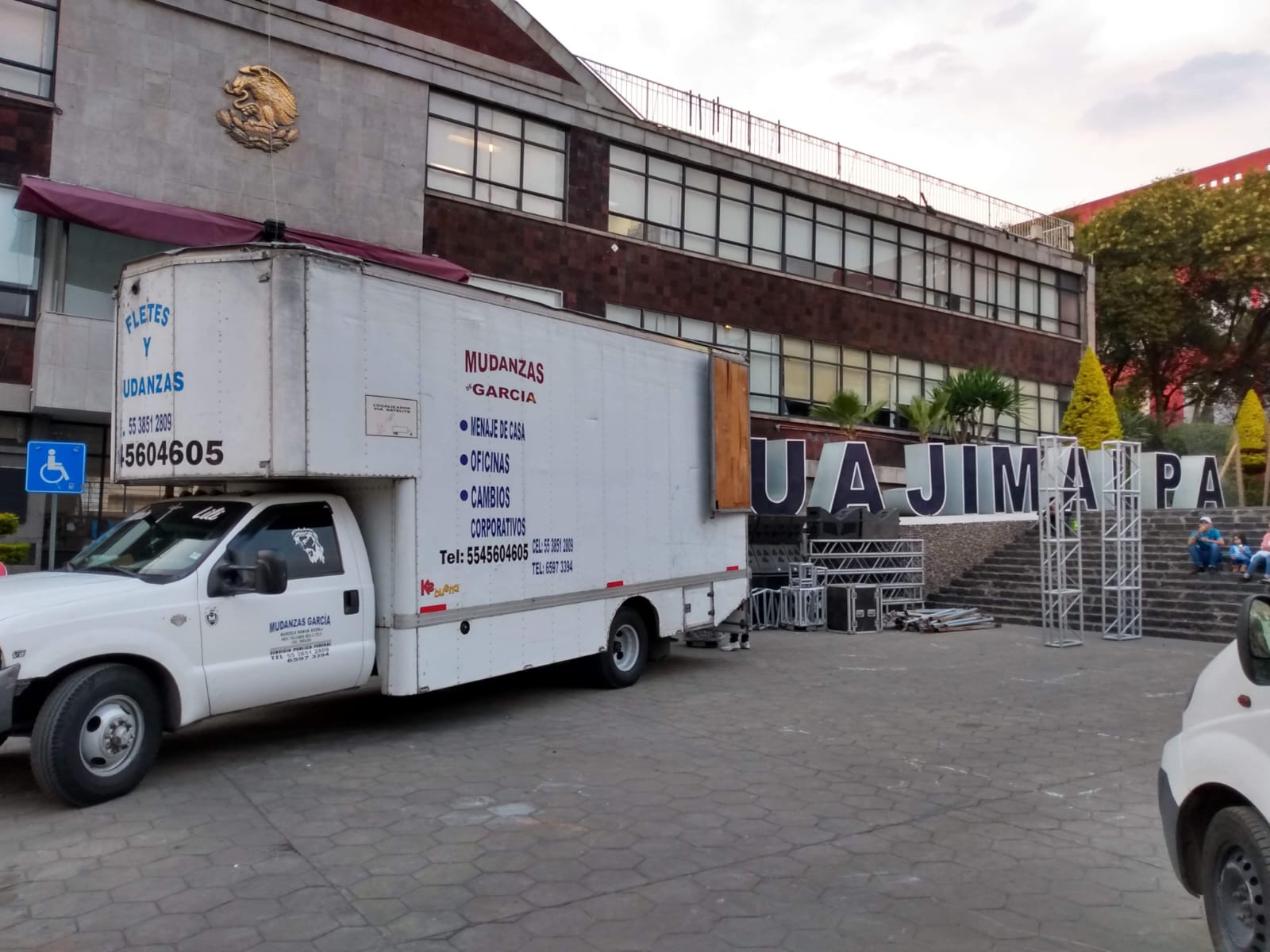 Camión de Mudanzas Mario García en servicio