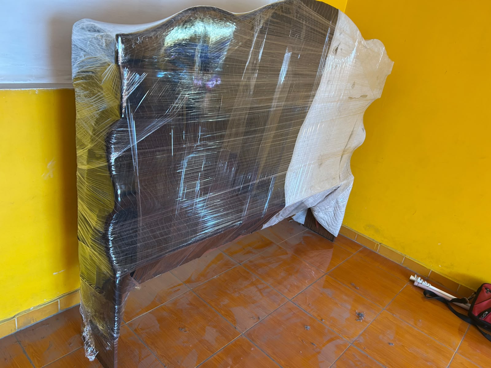 Cabecera de cama embalada para mudanza