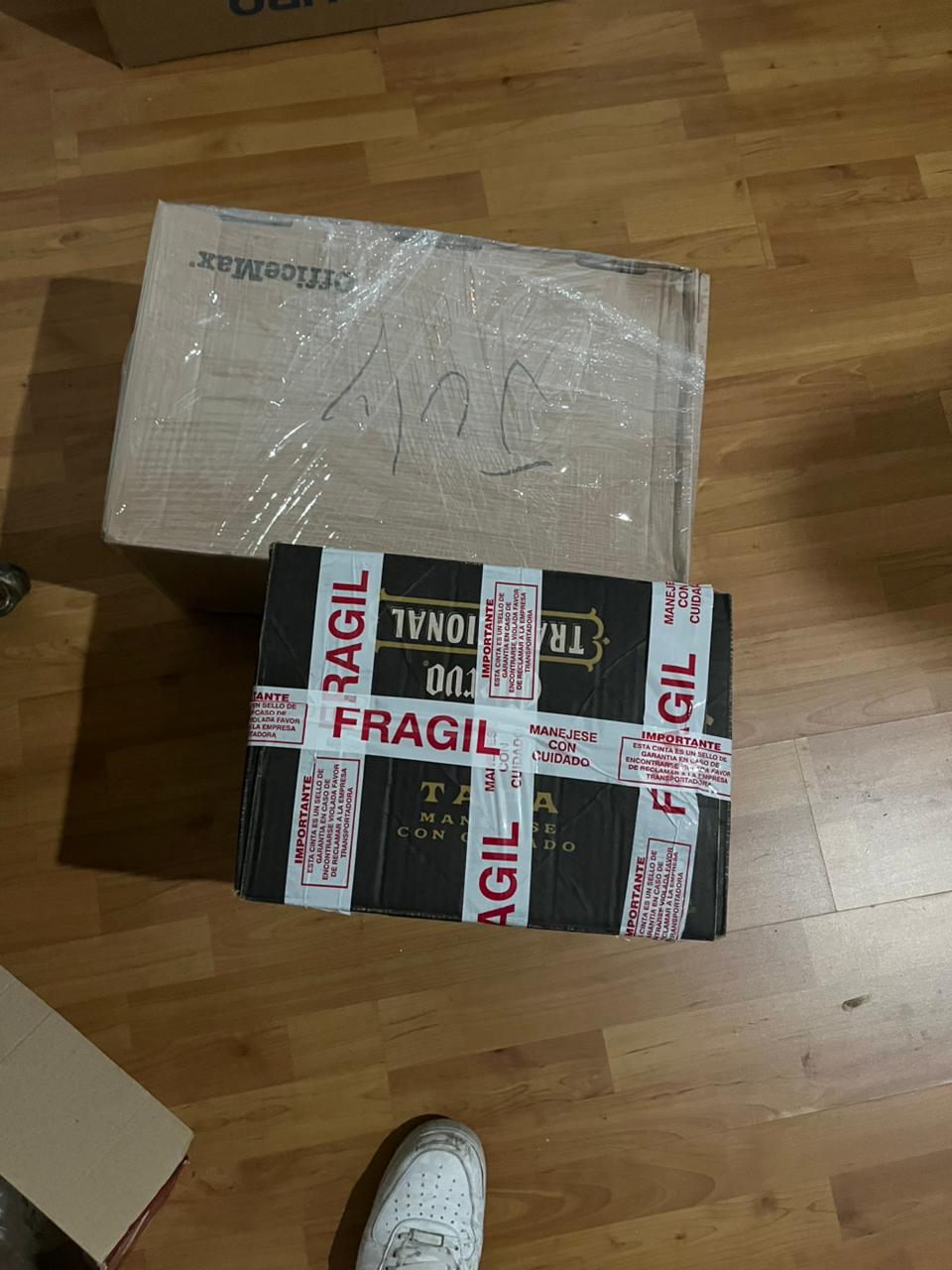 Cajas etiquetadas como frágil antes del traslado